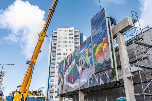 Josep Renaus Wandbild in Erfurt während der Neu-Montage.<br />
