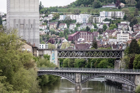 Blick über die Limmat: Der Neubau fügt sich in die Hügelbebauung von Zürich Wipkingen ein.<br />