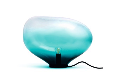 <span class="Bold">Die Tischleuchte „Unique Light“ ist ein farbiger Glasballon, der einem leuch­tenden Findling gleicht</span>, ...<span class="Bold"></span><br />