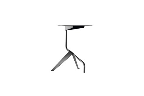 <span class="Bold">Zwei Tische, ein Designer: Thomas Schnur widmet sich der Präzision, bei dem K5 im Hinblick auf das Material Metall, </span>...<br />