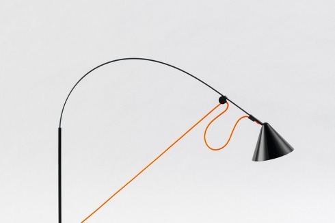 <span class="Bold">Ähnlich selbsterklärend ist die Leuchte „AYNO“, deren kegelförmiger Reflektor mithilfe des Stromka­bels präzise in die gewünschte Stellung gebracht werden kann. </span><br />