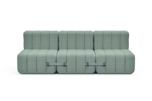 Gut vergur­tet, lassen sich aus den Polstern des Systems „Curt“ Sofa oder Chaiselongue bilden.<br />