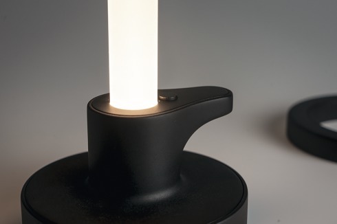 ... ganz geometrisch hinge­gen der LED-Stab „Efterlyst“, der kabelfrei heimleuchten kann.
