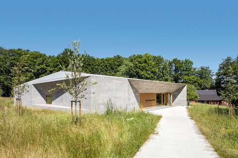 Ein Findling auf der Wiese war die Assoziation, die die Architekten beim Entwurf geleitet hat.<br />