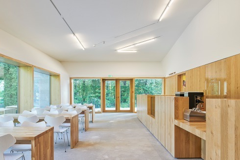 Der Cafébereich bietet Blick auf das Elternhaus Böckstiegels.<br />