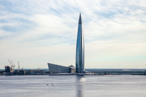 Der Gazprom-Tower ist mit 462 Metern der höchste Turm Europas. Er ist umgeben von einem Kommerz-Gebäudekomplex mit Büroflächen, einem Kongress­zen­trum und einer Marina.<br />