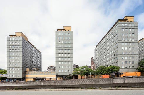 Letztes Aufscheinen von Architektur: Man sieht die beim Abbruch freigelegten, kleinteiligen und hellen Keramikplatten, die in den 70er Jahren mit Faserzementplatten überklebt worden waren.<br />