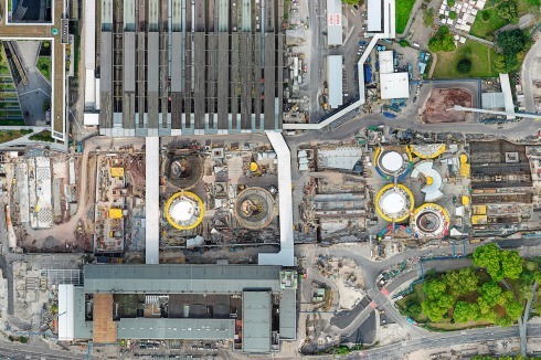 Blick auf die Baustelle im Februar 2020. Von den insgesamt 28 Kelchen wurden sieben bereits betoniert, zwei weitere sind eingeschalt, einer davon ist auf dem Foto zu sehen. Das Dach der neuen Bahnhofshalle wird in Zukunft begehbar sein.<br />
