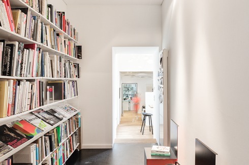Der Weg durch die neuen Räume von Stylepark führt durch die Bibliothek im Altbau, ...<br />
