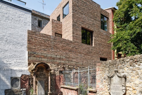Tatsächlich belastet derüberwiegende Teil der Fassade nicht wirklich die denkmalgeschützte Friedhofsmauer, sondern die Deckenplatten des Neubaus.<br />