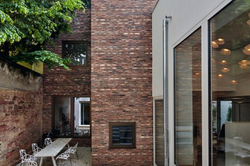 Der größere der beiden Höfe wird durch den ziegel­verkleideteten Neubau, den Altbau, ...<br />