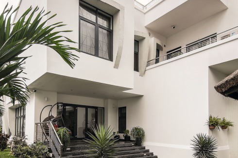 Wohnhaus im Stadtteil Ikoyi: Die aus der Fassade hervortretenden, abge­rundeten Elemente an den Fenstern verringern den Sonnenlichteinfall, die Bewohner verbrauchen dadurch weniger Energie zur Kühlung der Räume.<br />