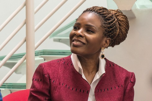 <strong>Olajumoke Olufunmilola Adenowo</strong> begann mit 14 Jahren ihr Studium in Ile-Ife Später studierte sie in Yale, Harvard und Barcelona. 1994 gründete sie ihr Büro in Lagos, 1999 die NGO „Awesome Treasures Foundation“. 2018 erkannte sie das Royal Institute of British Architects (RIBA) als eine der inspirierendsten Frauen der heutigen Architektur an.<br />