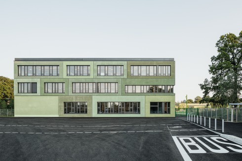 Die meisten Schüler wer­den mit Bussen zur Schule gebracht und betreten das Schulgelände vom nördlich ge­le­genen Busparkplatz aus.<br />