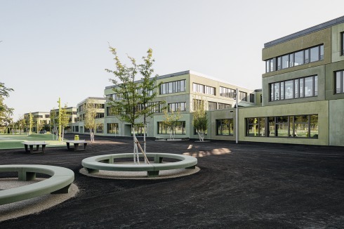 Der Komplex ist in fünf „Häuser“ zergliedert, die jeweils eigene Eingänge haben, aber durch das Foyer/die Pausenhalle im Erdgeschoss durchgängig miteinander verbunden sind.<br />