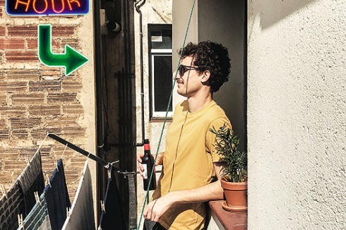 Mit dem Leben, was bleibt: Die Enge der Stadt Barce­lona lässt ihren Bewohnern wenig privaten Raum, erst recht wenig privaten Außenraum − dafür geht man hinaus.<br />