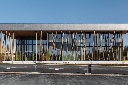 Nicht nur außen am Sockel, sondern auch im Foyer sollte Sichtbeton die holzdominierte Materialpalet­-<br />te vervollständigen. Der Bauherr war allerdings so un­zufrieden mit der Ausführungsqualität der Ortbetonwände, dass er sie kurzerhand spachteln und weiß streichen ließ. <br />