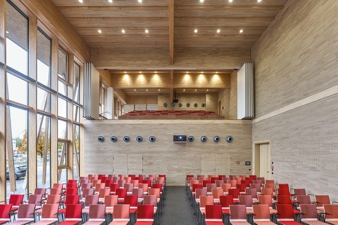 Das Auditorium lässt sich mittels einer Schiebewand in zwei gleichzeitig nutzbare Veranstaltungsräume teilen.<br />