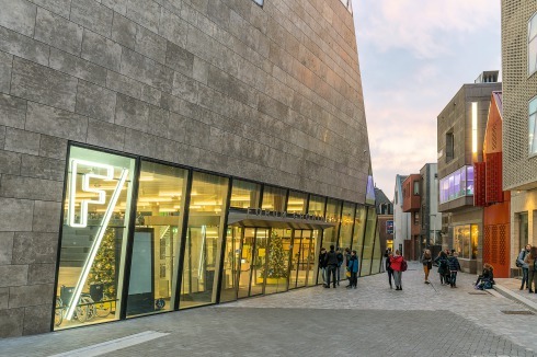 Süd­eingang des Gebäudes an einer auf kleinen Parzellen neu errichteten Häuserzeile hinter dem Groten Markt.<br />