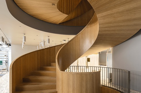 Das Interieur wechselt trotz der Offenheit der Räume stark von Bereich zu Bereich und von Funktion zu Funktion.<br />
