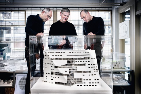 Die drei Partner von NL Architects Pieter Bannenberg, Walter van Dijk und Kamiel Klaasse (v.l.n.r.) vor dem Modell des Forums.<br /><br />