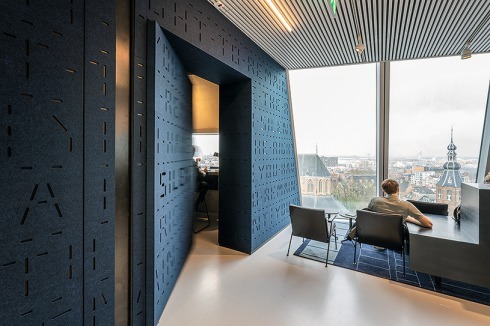 Arbeits- und Leseplätze der Bibliothek und Mediathek verteilen sich über das Gebäude, stets mit Sichtbeziehung zur Stadt oder zum Atrium.<br />