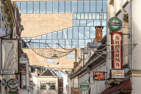 Großblock triff Altstadtgässchen: Blick durch die Peperstrat auf die Süd­seite des 45 Meter hohen Forums.<br />