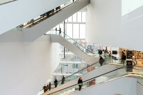 Rolltreppen erschließen die elf Geschosse<br />