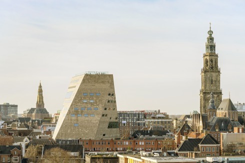 Nach zwölf Jahren Planungs- und Bauzeit ragt ein neues Gebäude aus der Groninger Altstadt gen Himmel – und tritt in Konkurrenz zum Turm der Martinikerk (rechts): das Forum Groningen von NL Architects.<br />