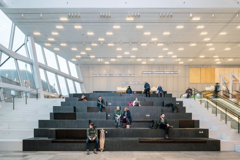 Das Innenleben des Forums: Sitztreppe des Foyers im Erd- und 1. Obergeschoss<br />