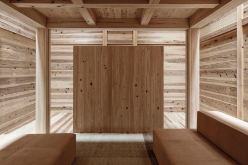 Blick in den Wohnbereich im vorderen Teil des Erdgeschosses und in ein Schlafzimmer im Ober-<br />geschoss.<br />