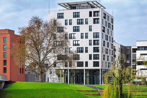 Tragende Wände und Decken aus Massivholz, nur das Treppenhaus und das Sockelgeschoss aus Stahlbeton: Mit 34 Metern Höhe ist der Zehngeschosser im Heilbronner Neckarbogen das höchste Gebäude in Holzbauweise in Deutschland.<br />