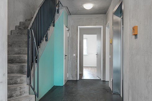 Im Innern ist der Holzbau nicht gestaltprägend. Bis auf vier Holzstützen bilden Beton und Gipskarton<br /> die sichtbaren Oberflächen.<br />
