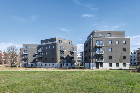 Holzhybridbau im Kostenrahmen des geförder­ten Berliner Wohnungsbaus: Die Außenwände der drei Häuser in Adlers­hof – entworfen von Kaden + Lager – sind verkleidete Holzrahmenbauelemente mit einer Holzfassade, als Decken kamen Stahlbeton-Hohl­-körperelemente zum Einsatz.<br />