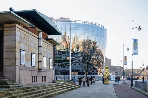 Blick auf das Depot im Frühjahr. In der Fassade spiegelt sich der Turm des 1935 vom Architekten Ad van der Steur realisierten Museumsbaus.<br />