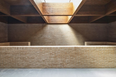 Das Auditorium ist ein hölzerner Klangkörper in der Schale aus Ziegelmauerwerk.<br />