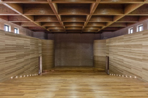 Die Holzkassettendecke verbindet es mit dem Vorraum und der angrenzenden Eingangshalle.<br />