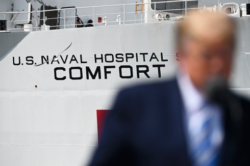 Paul Auster nennt ihn „Number 45“: Präsident Donald Trump beim Salut für das Navy-Schiff im Heimathafen Norfolk (VA) am 28. März.<br />