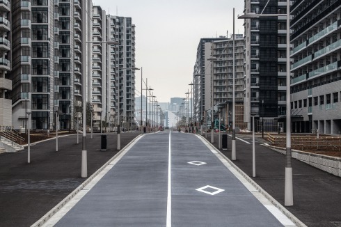 Eine Straße des bislang ungenutzten Olympischen Dorfes. Bald sollte hier eigentlich ein neues Luxuswohnquartier entstehen.<br />