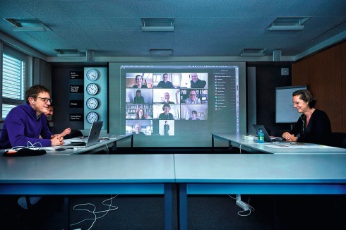 <span class="Bold">Internationale Jurysitzung für den Lafarge Holcim Award. Am Tisch rechts Marilyne Andersen, links Benjamin Hossbach und Ronny Kutter. Auf dem Bildschirm von oben nach unten rechts: Mitch Joachim, Luisa Pas­tore, Christophe Levy, Reed Kroloff, Sarah Johnston, Jesse LeCavalier, Sarah Burch und Sarah Whiting.</span><br />
