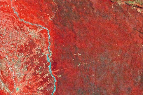 Fortschreiten der Entwaldung in Bolivien von 1975 bis 2015. Dieses Gebiet liegt östlich von Santa Cruz de la Sierra in einem Gebiet des tropischen Trockenwaldes. <strong>1975</strong>