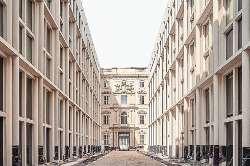 Alle Fenster öffnen sich zur Stella-Passage. Der öffentliche Weg durchquert das Humboldt Forum.