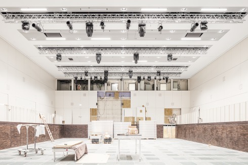 ... wird auch der Veranstaltungssaal erschlossen, eine flexible Box ohne Fenster.<br />