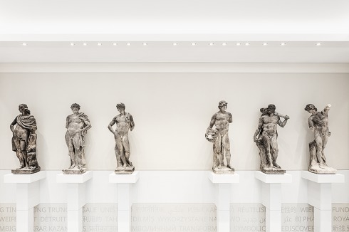 Unten links: Originalskulpturen von Andreas Schlüter in der zweigeschossigen Durchgangshalle zum Ostflügel.<br />