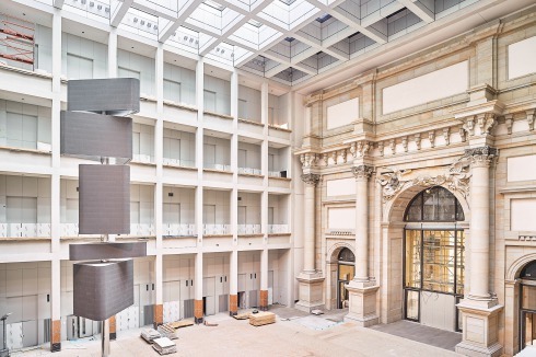 Das Große Foyer des Stadtschlosses im Raster Franco Stellas. Der Infomast von Holzer Kobler wird vom Architekten und den Schlossfreunden äußerst kritisch gesehen.<br />