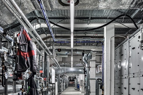 Die Haustechnik füllt nahezu das ge­samte Unter- und Dachgeschoss im Gebäude.<br />