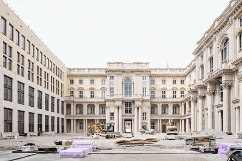 Im Schlüterhof wurden drei Fassaden rekonstruiert. Die vierte Fassade von Franco Stella überzeugt weder in ihrer Komposition noch mit den Anschlüssen.<br />