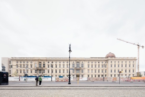Stadtschloss Berlin: Front zum Lustgarten und zum Alten Museum mit den Portalen IV (Karl-Liebknecht-Portal) und V.<br />