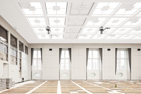 Das Auditorium und die Vorhalle mit den Vornamen der Schlossarchitekten als Fries.<br />