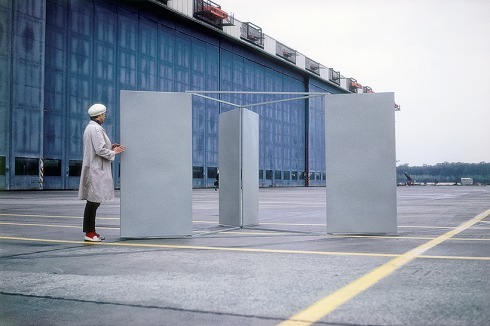 <span class="Bold">Charlotte Posenenske mit „Drehflügel Serie E“, Flughafen Frankfurt am Main, 1968.</span><span class="Bold"></span><br />